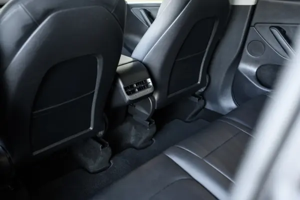 Tesla Model Y Long Range Dual Motor AWD 28