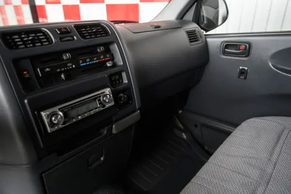 Toyota HiAce 2.4 D LXH12LG 23