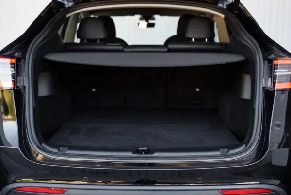 Tesla Model Y Long Range Dual Motor AWD 18