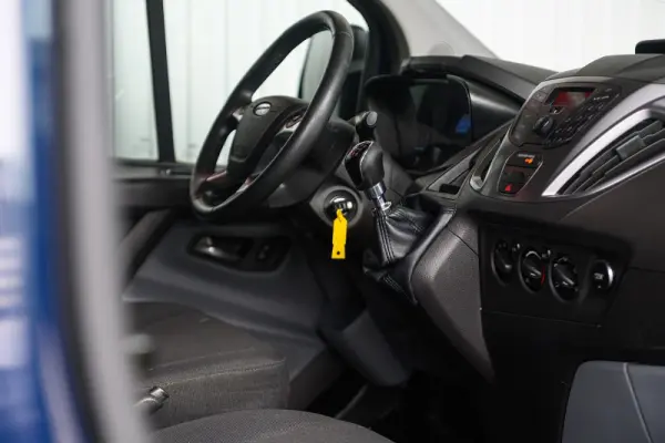 Ford Transit Custom Adaptada p/ 3 cadeiras de rodas 50