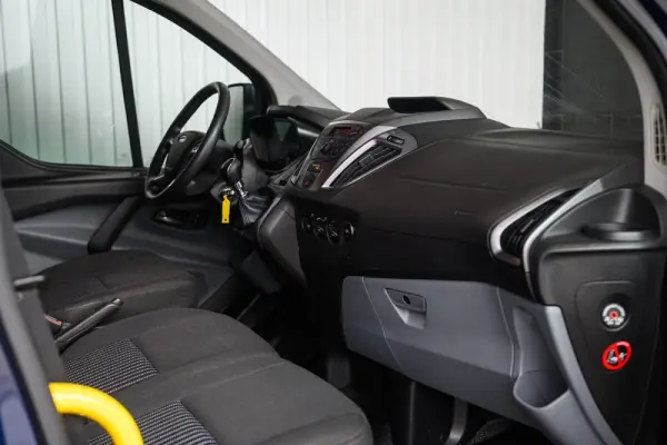 Ford Transit Custom Adaptada p/ 3 cadeiras de rodas 49