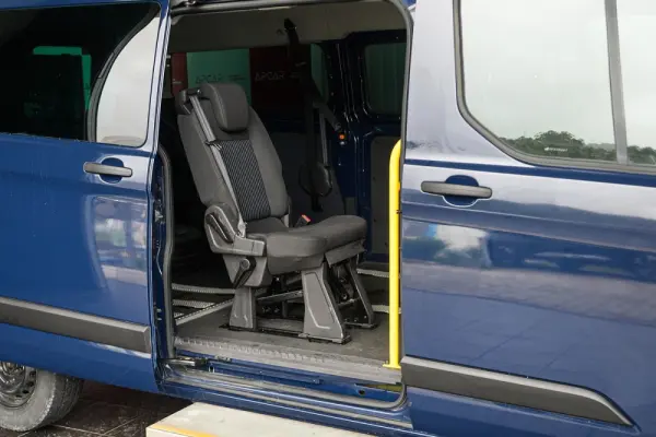 Ford Transit Custom Adaptada p/ 3 cadeiras de rodas 17