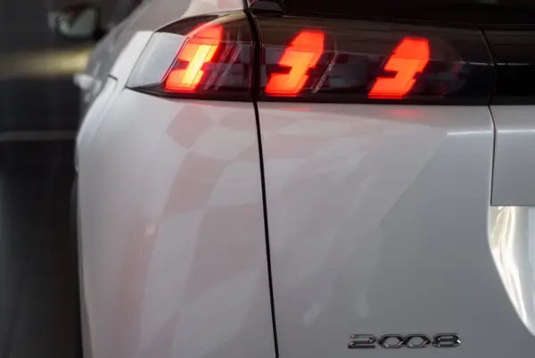 Peugeot 2008 1.2 PureTech Allure EAT8 12
