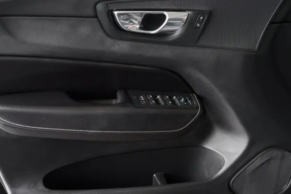 Volvo XC 60 2.0 T8 PHEV R-Design AWD 25