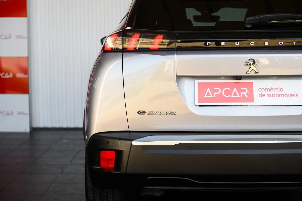 Peugeot e-2008 50 kWh GT Pack 19