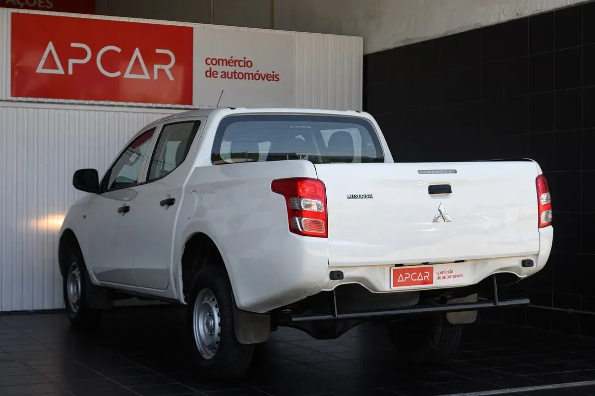 Mitsubishi L200 2.4 DI-D CD Invite 4WD 5