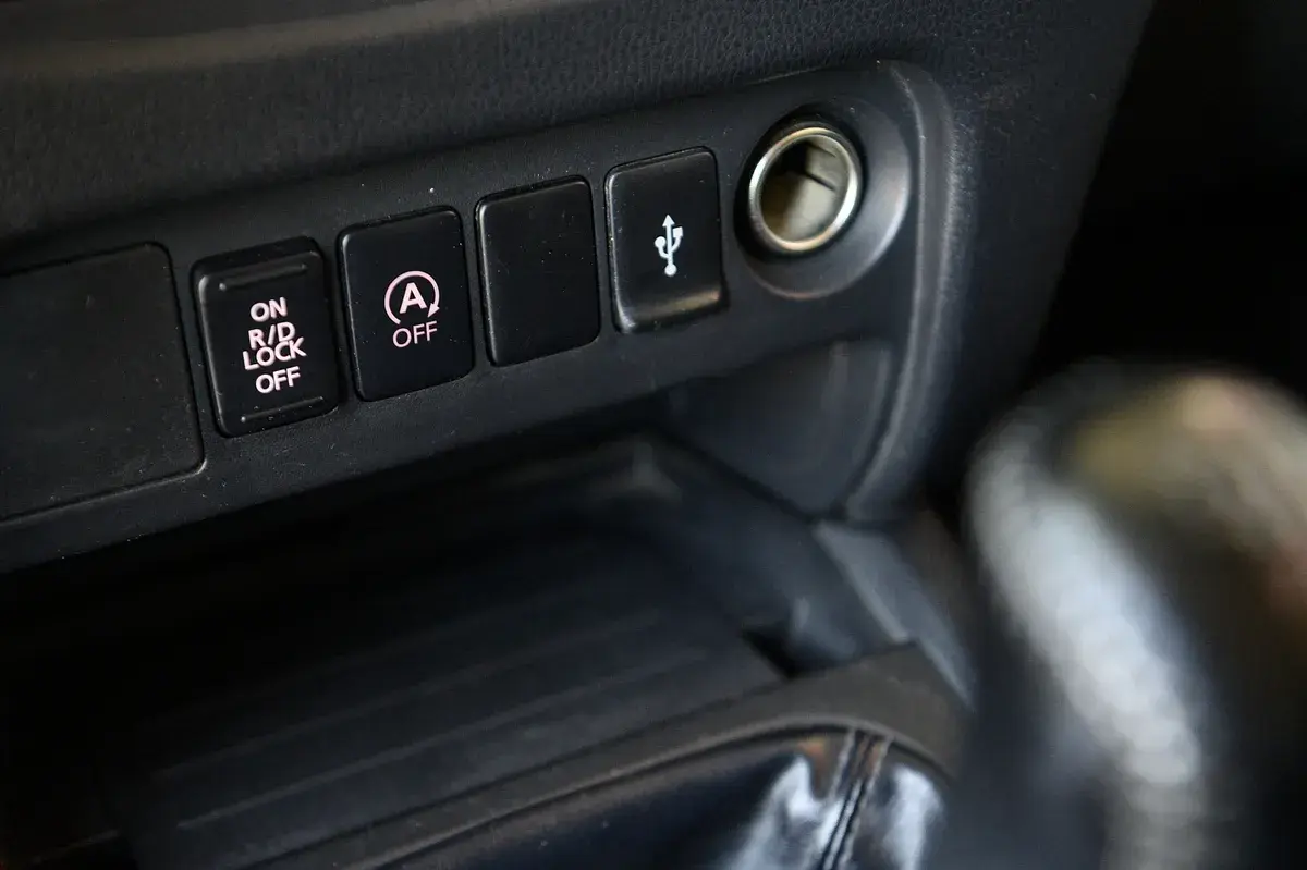 Mitsubishi L200 2.4 DI-D CD Invite 4WD 34