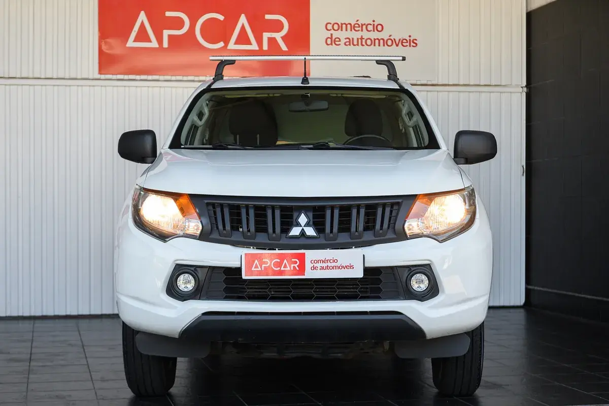 Mitsubishi L200 2.4 DI-D CD Invite Space Cab 3L 4WD 8