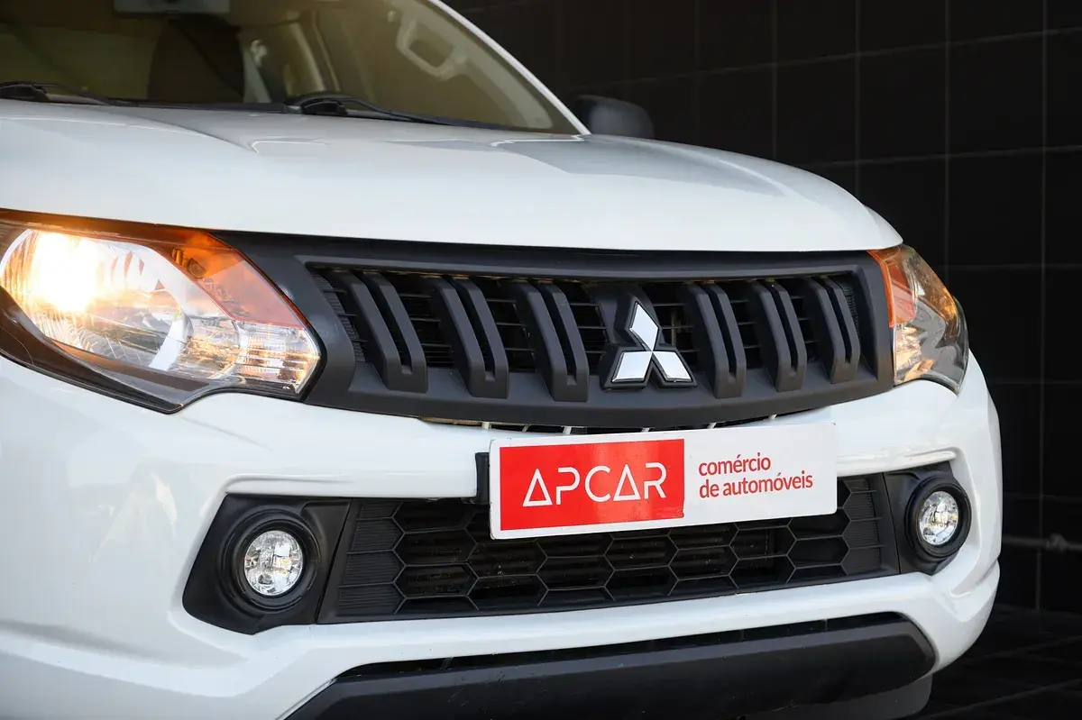 Mitsubishi L200 2.4 DI-D CD Invite Space Cab 3L 4WD 9