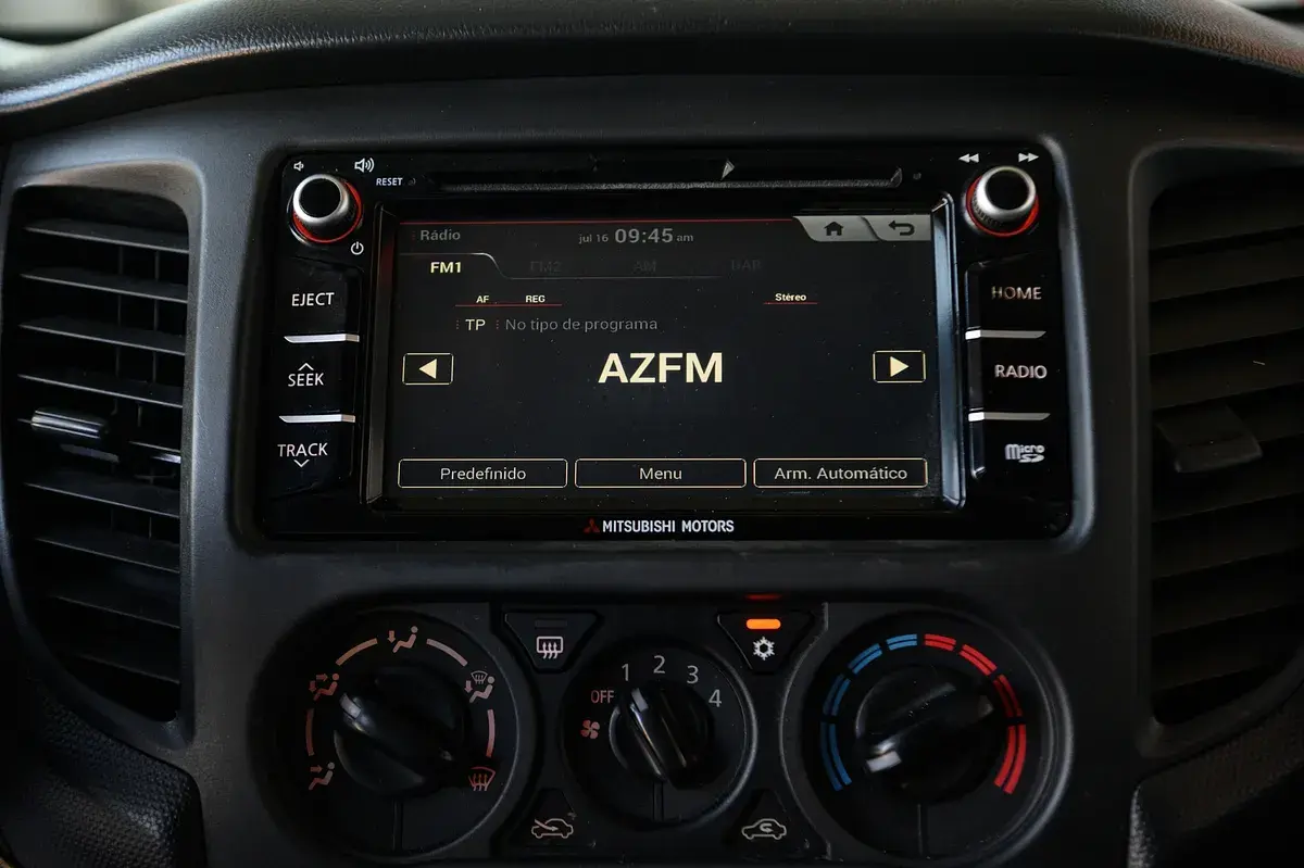 Mitsubishi L200 2.4 DI-D CD Invite Space Cab 3L 4WD 23