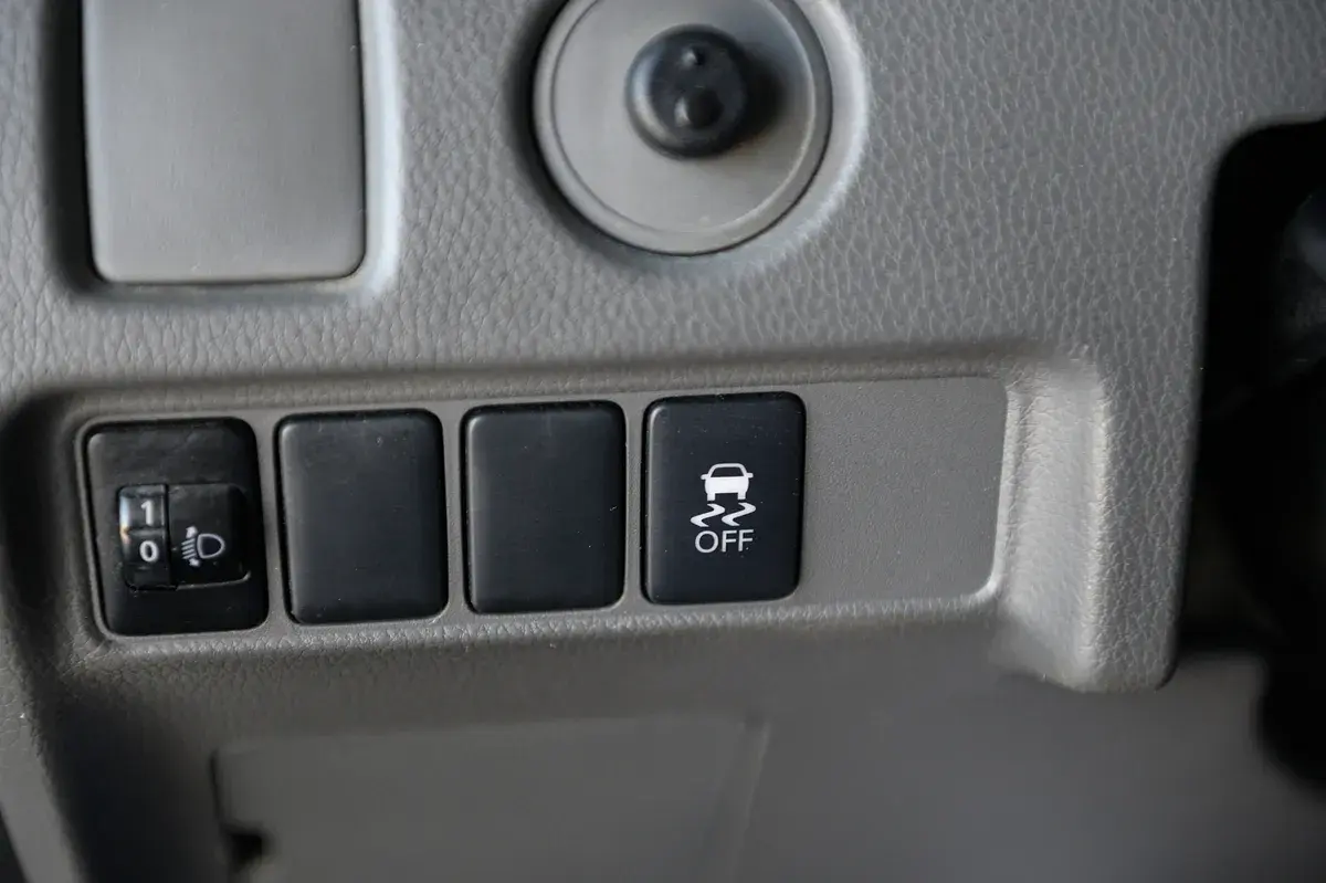 Mitsubishi L200 2.4 DI-D CD Invite Space Cab 3L 4WD 28