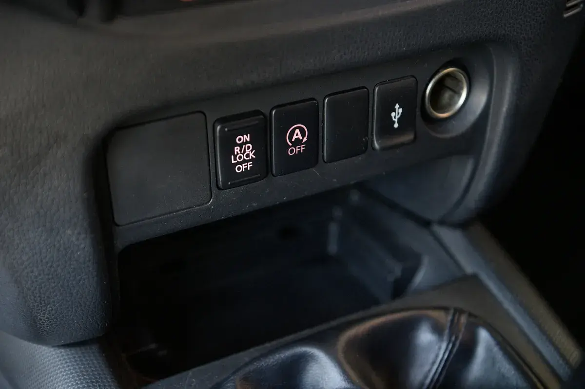 Mitsubishi L200 2.4 DI-D CD Invite Space Cab 3L 4WD 35