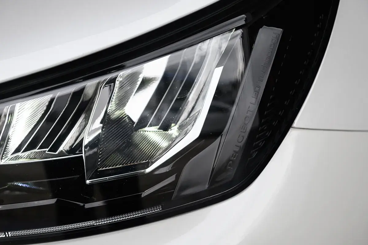 Peugeot e-2008 50 kWh Allure Pack 16