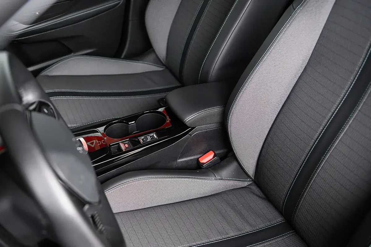 Peugeot e-2008 50 kWh Allure Pack 28