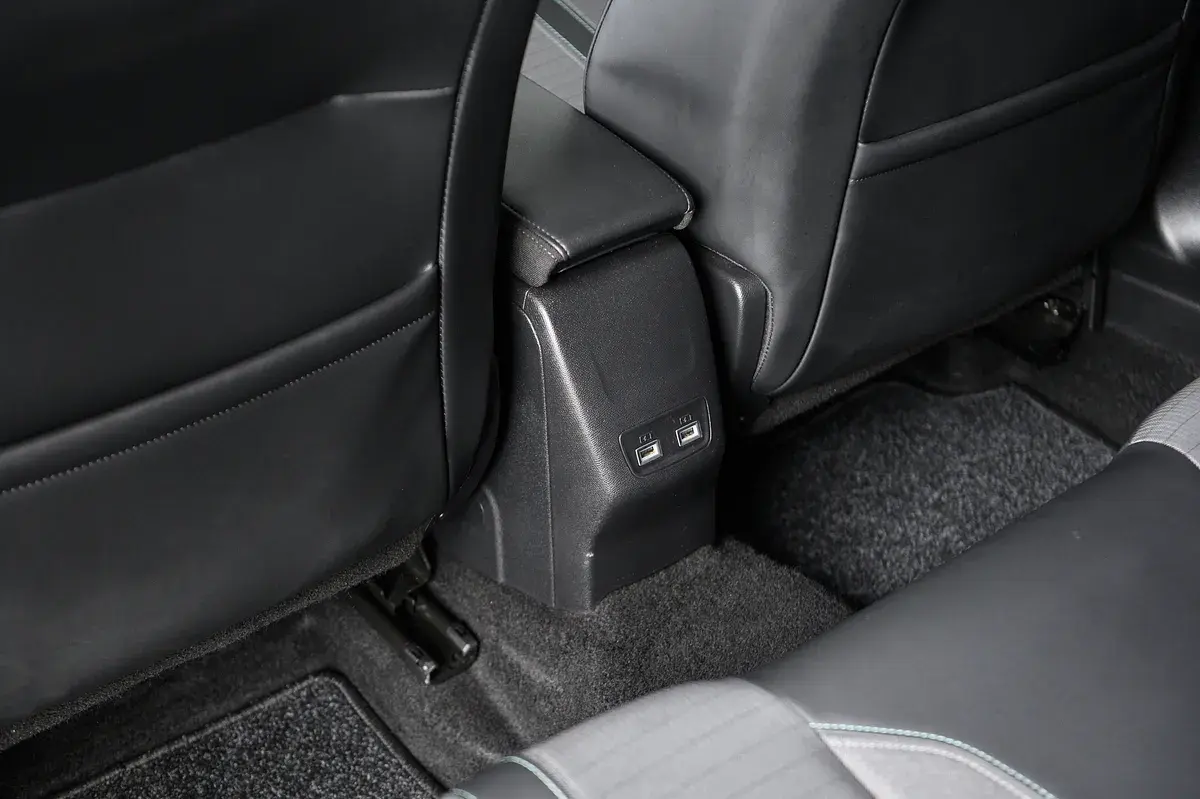 Peugeot e-2008 50 kWh Allure Pack 32