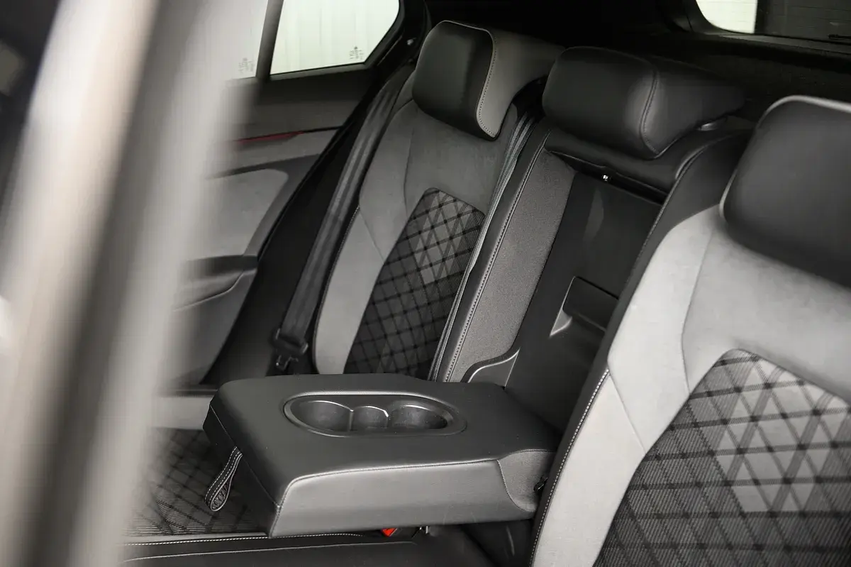 Volkswagen Golf 1.5 eTSI R-Line DSG 26