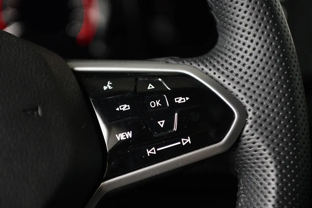 Volkswagen Golf 1.5 eTSI R-Line DSG 28