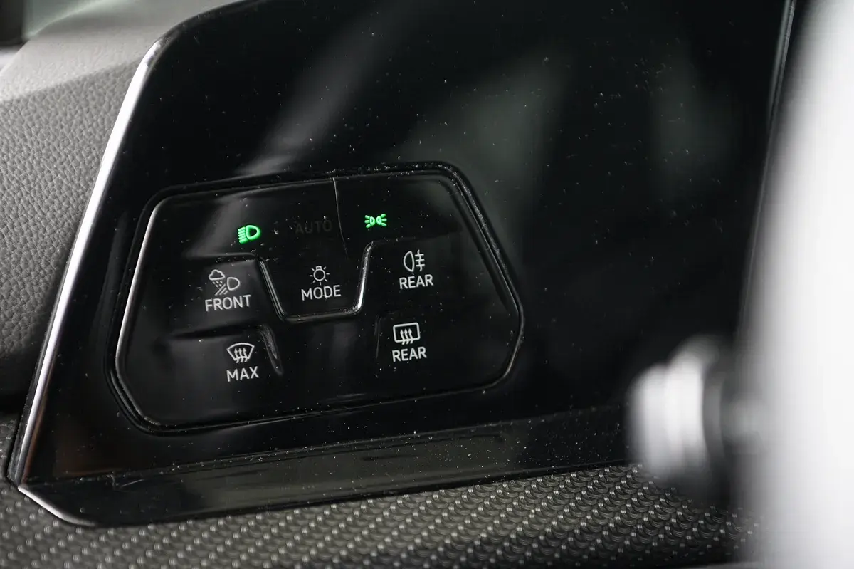 Volkswagen Golf 1.5 eTSI R-Line DSG 34