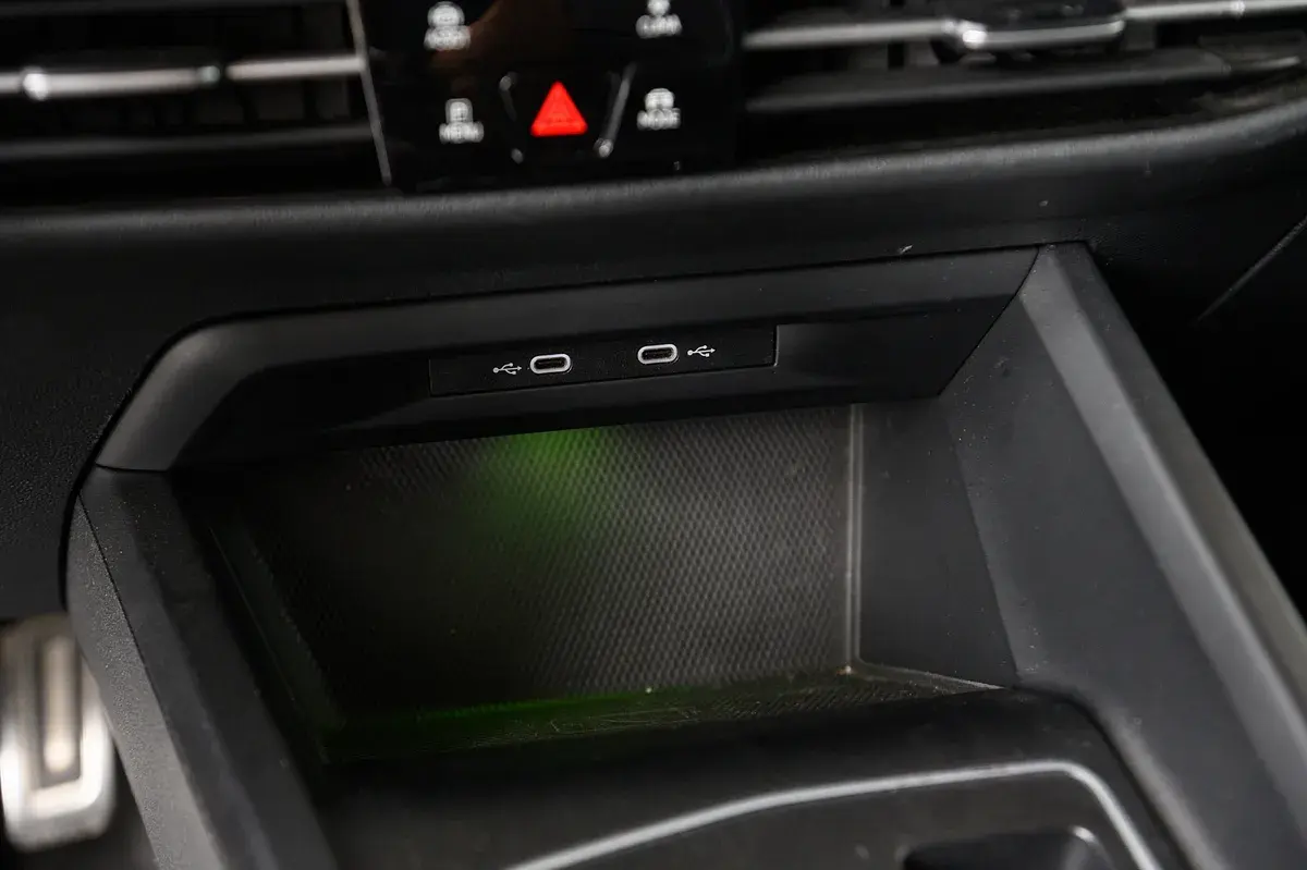 Volkswagen Golf 1.5 eTSI R-Line DSG 37