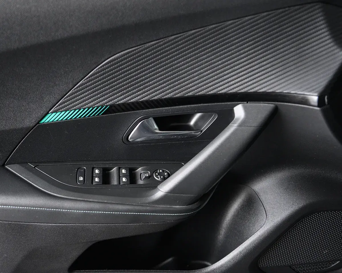 Peugeot 2008 1.2 PureTech Allure Pack 28