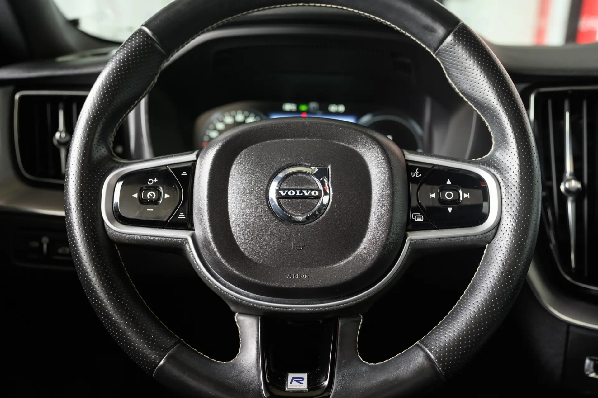 Volvo XC 60 2.0 T8 PHEV R-Design AWD 31