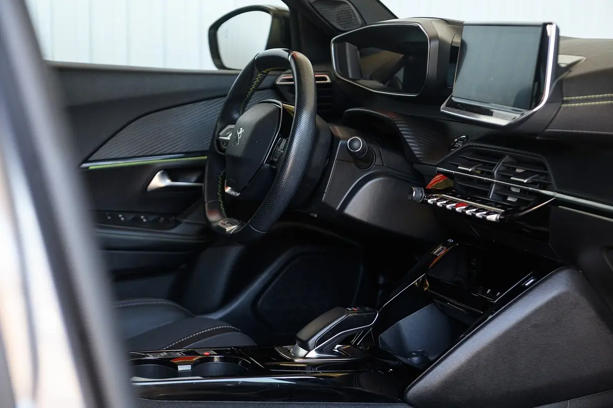 Peugeot e-2008 50 kWh GT Pack 61