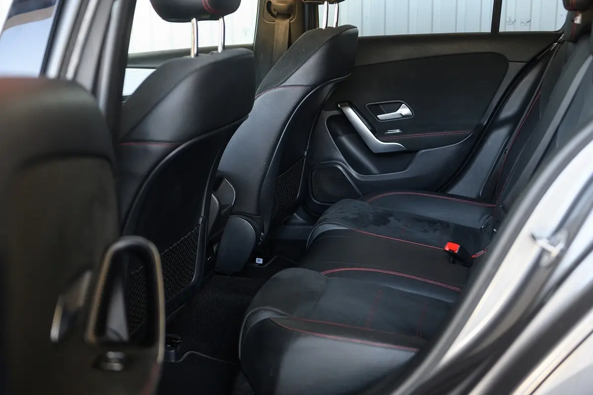 Mercedes-Benz A 180 Limousine d AMG Line Aut. 31