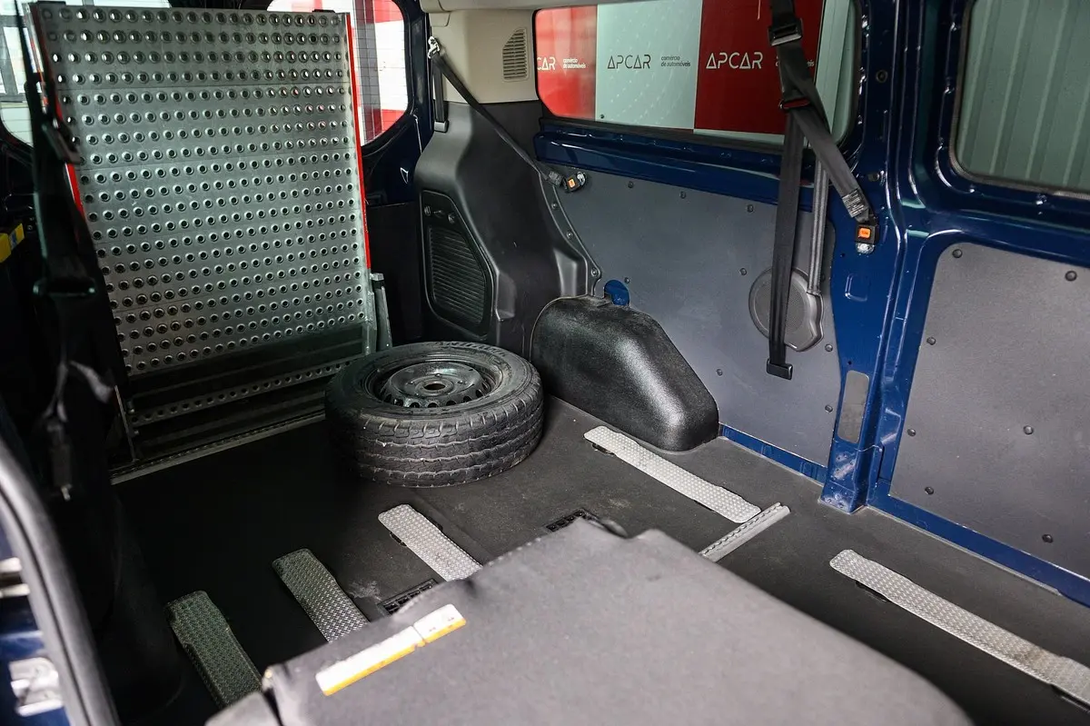Ford Transit Custom Adaptada p/ 3 cadeiras de rodas 30