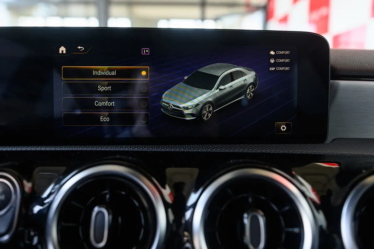 Mercedes-Benz A 180 Limousine d AMG Line Aut. 61