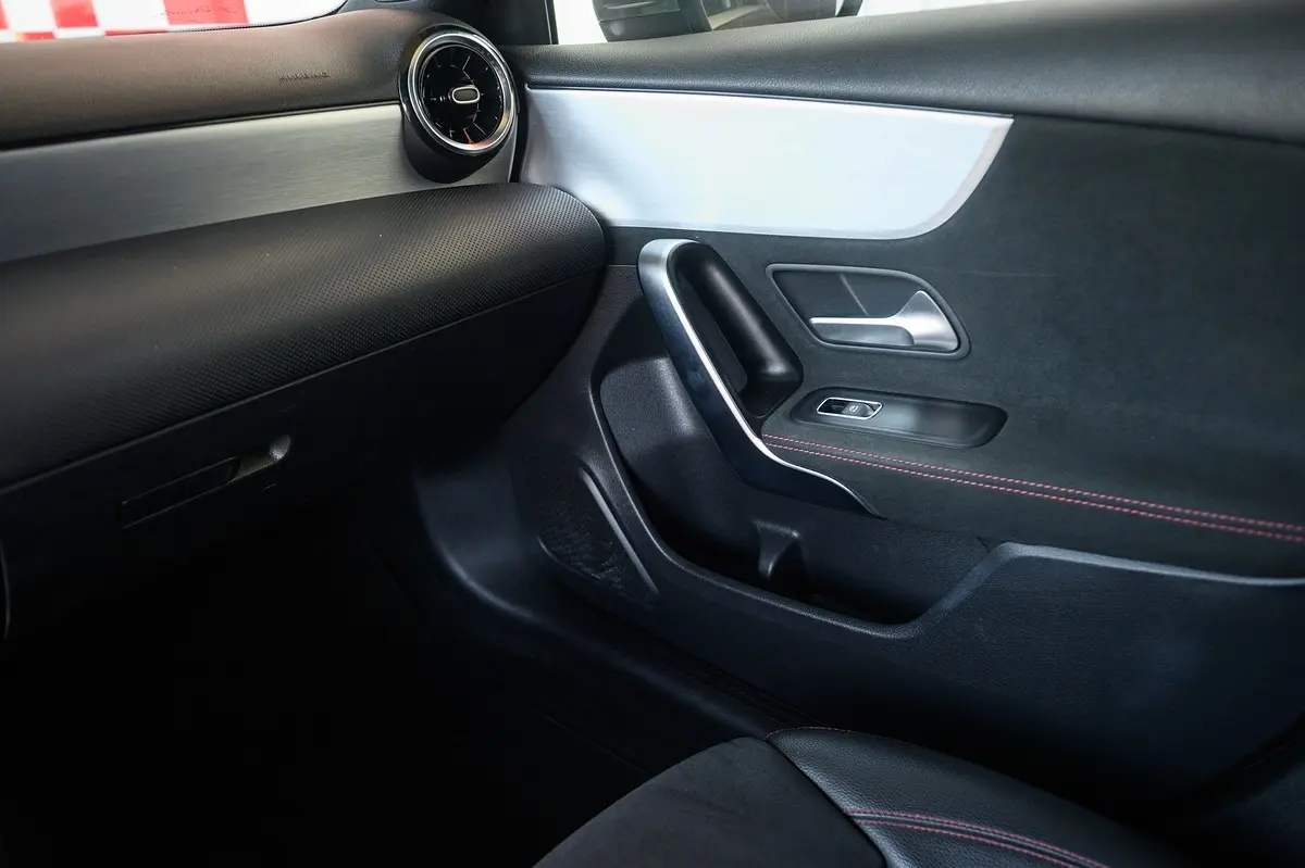 Mercedes-Benz A 180 Limousine d AMG Line Aut. 41