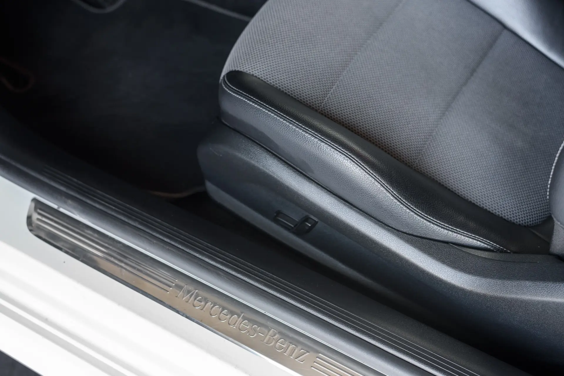 Mercedes-Benz E 220 d 9G-TRONIC Avantgarde 24