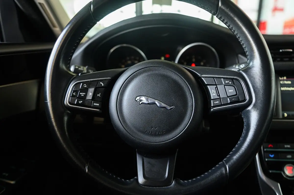 Jaguar XF 2.0 D R-Sport Aut. 44