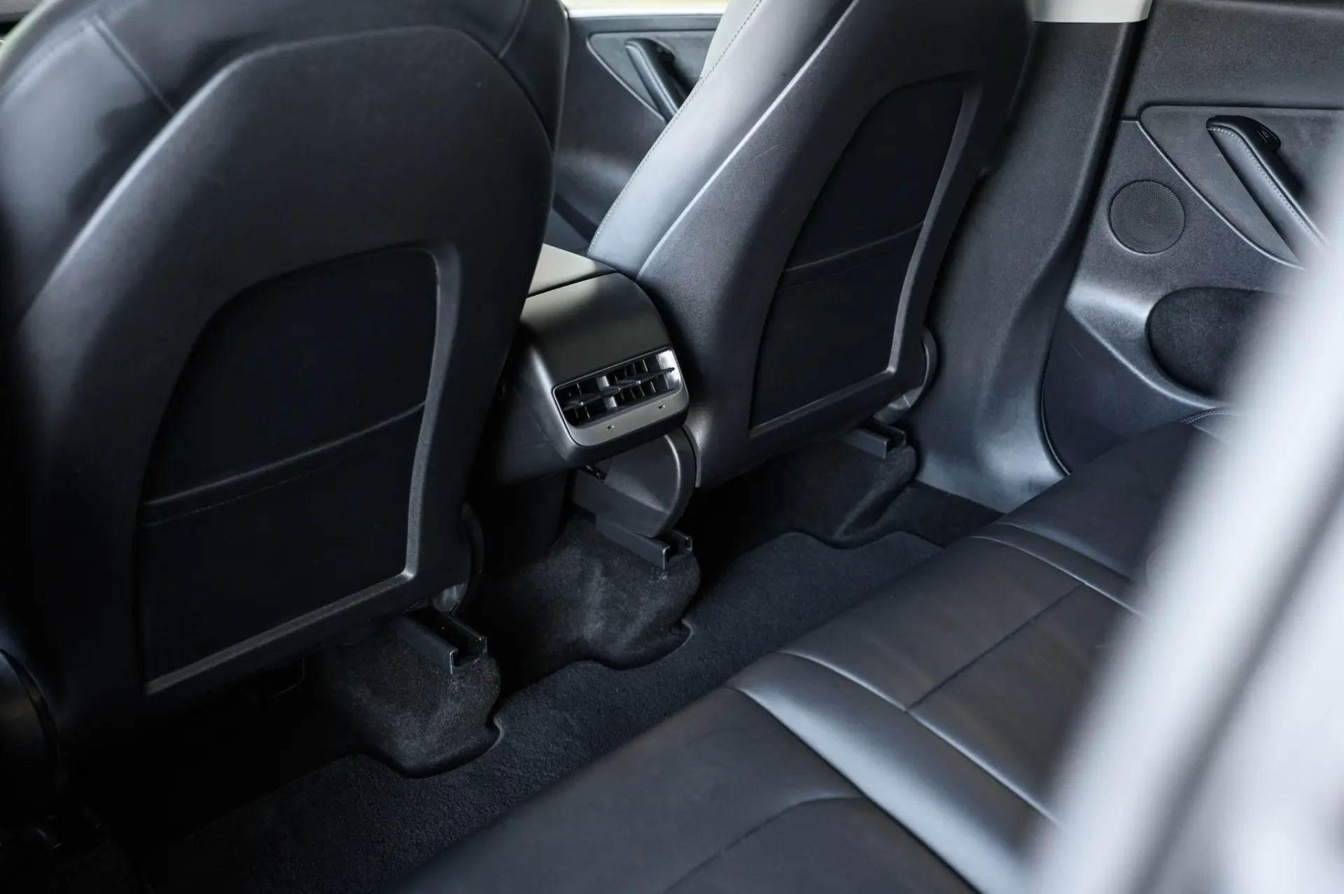 Tesla Model Y Long Range Dual Motor AWD 28