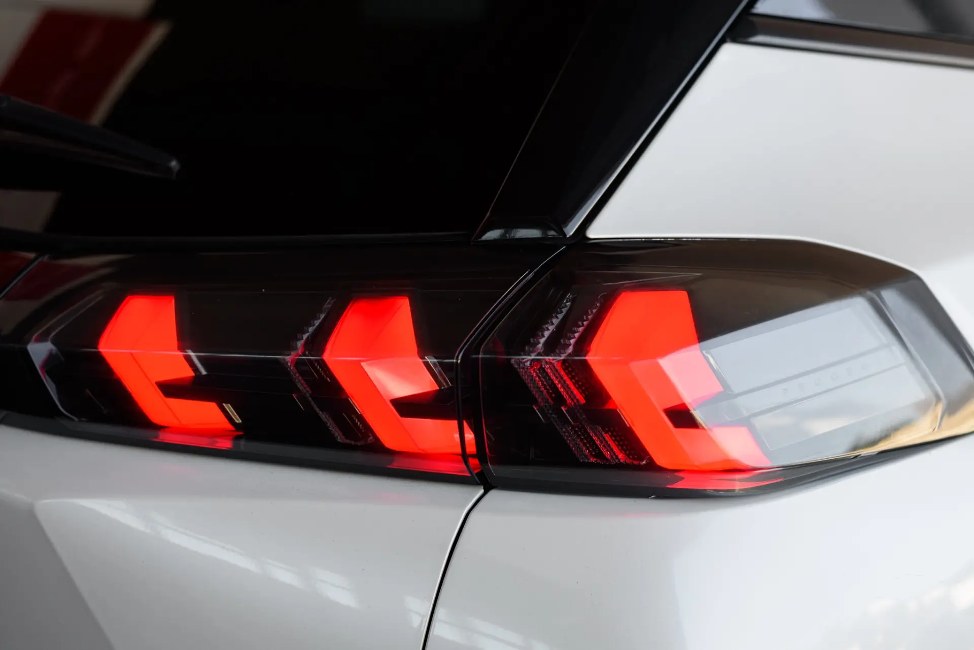 Peugeot 2008 1.2 PureTech Allure EAT8 11