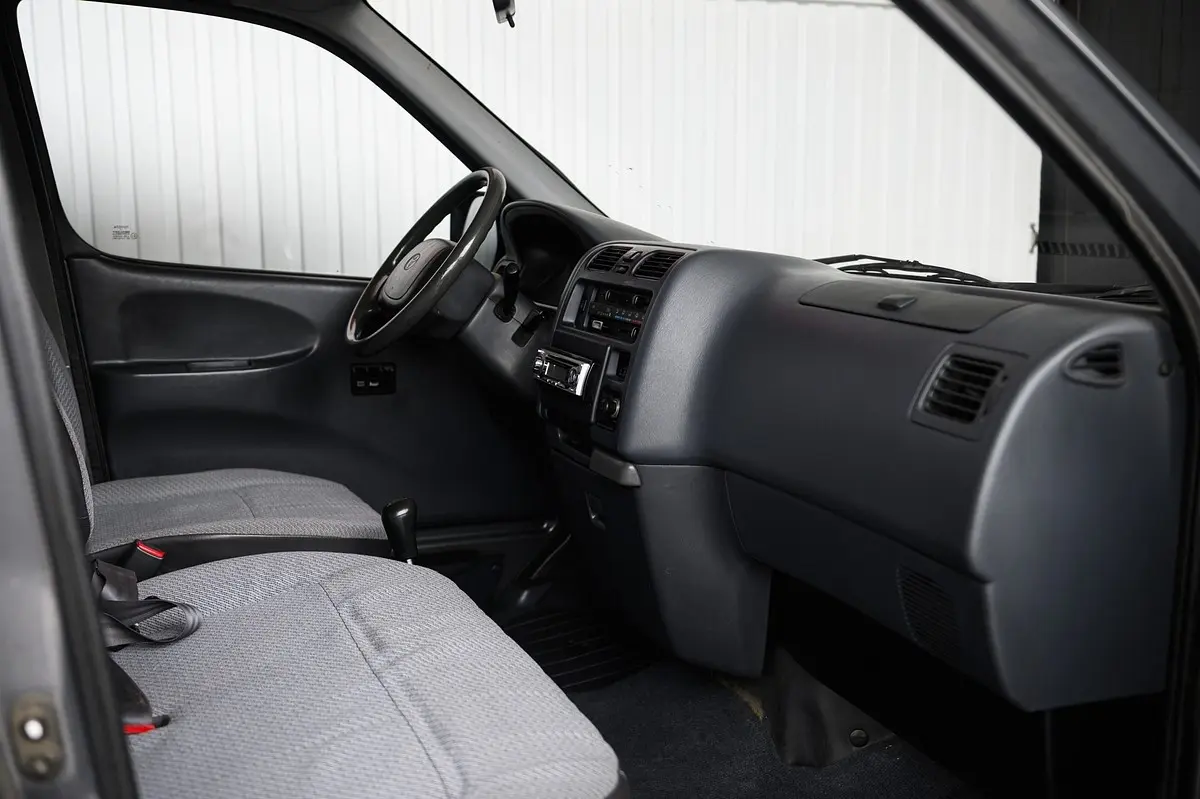 Toyota HiAce 2.4 D LXH12LG 17