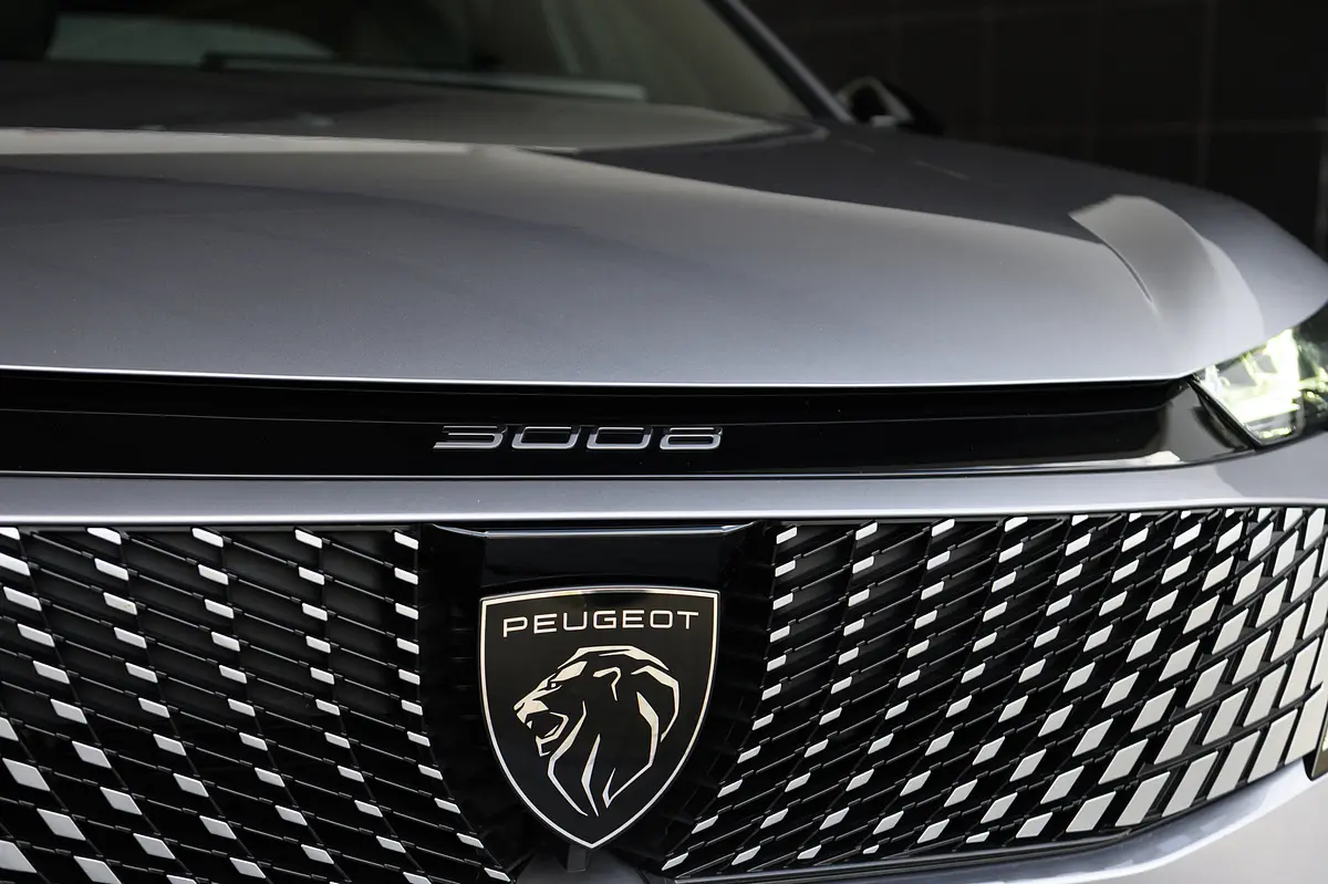 Peugeot 3008 1.2 Hybrid Allure e-DCS6 12
