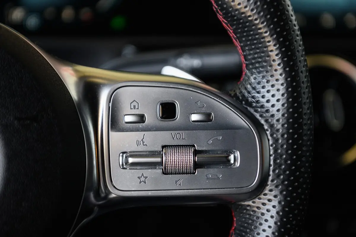 Mercedes-Benz A 180 d AMG Line Aut. 28