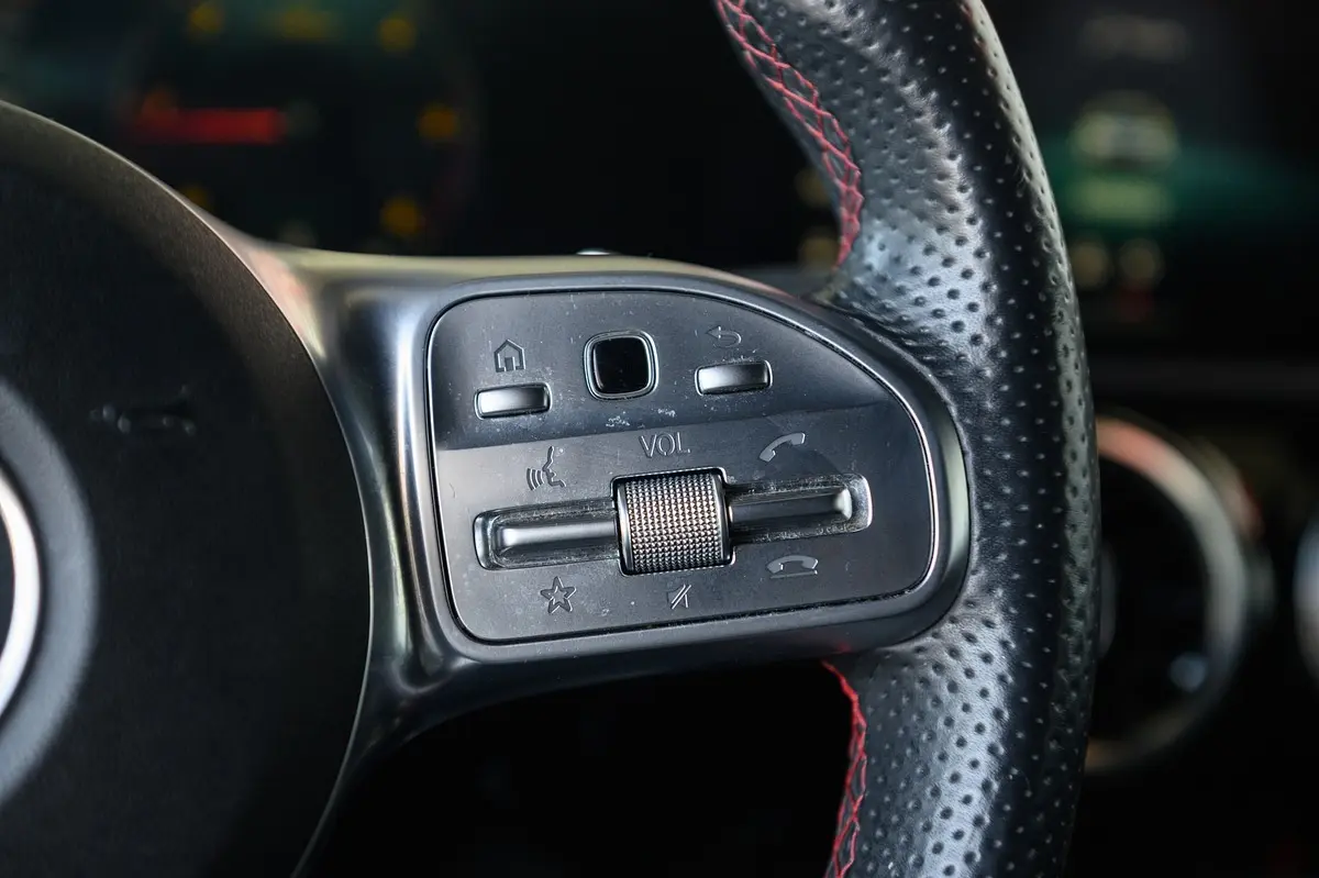 Mercedes-Benz A 180 Limousine d AMG Line Aut. 35