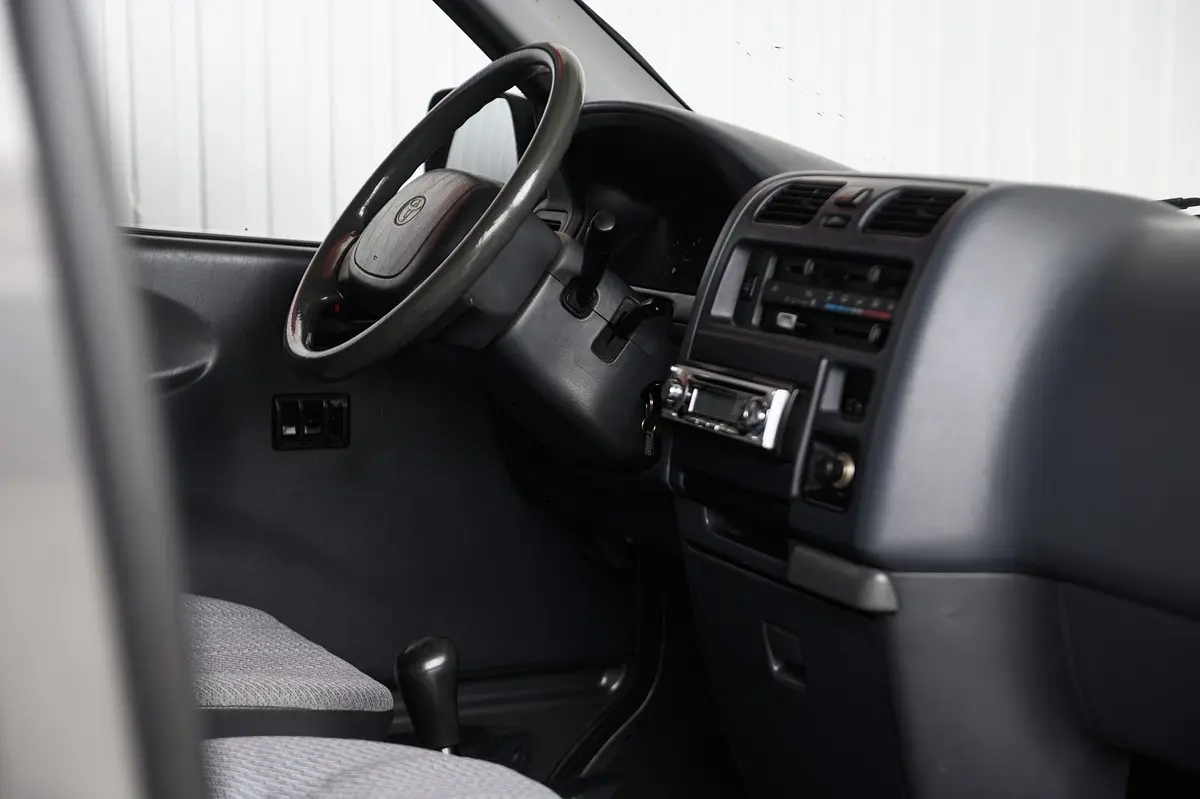 Toyota HiAce 2.4 D LXH12LG 18