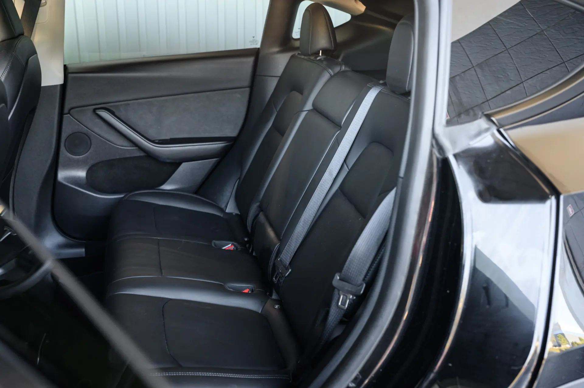 Tesla Model Y Long Range Dual Motor AWD 27