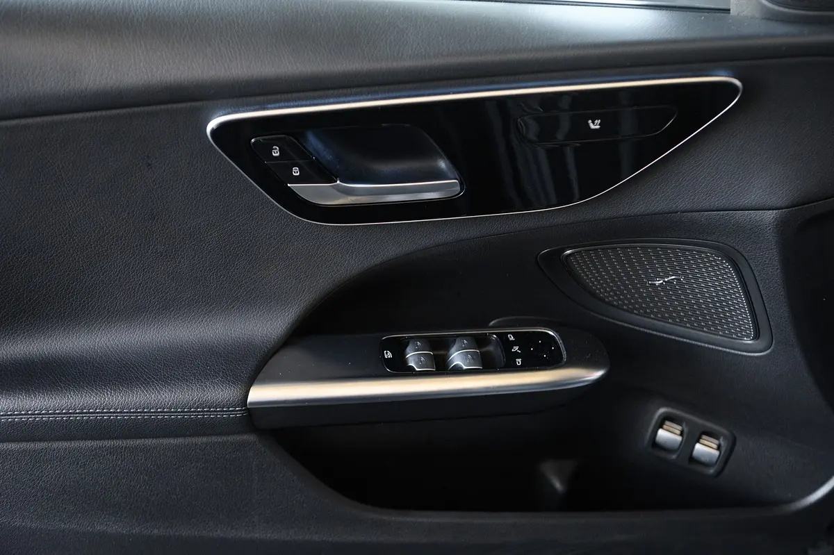 Mercedes-Benz C 300 e AMG Line 32