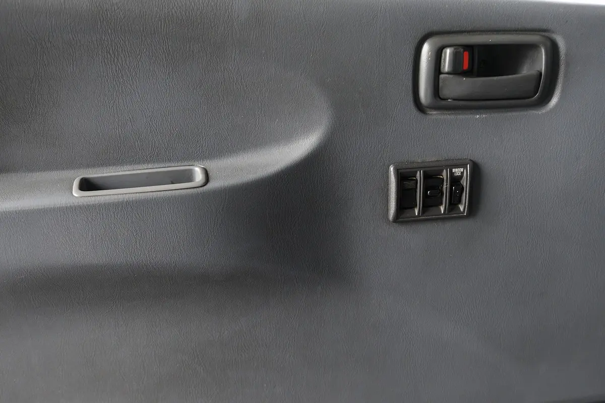 Toyota HiAce 2.4 D LXH12LG 21