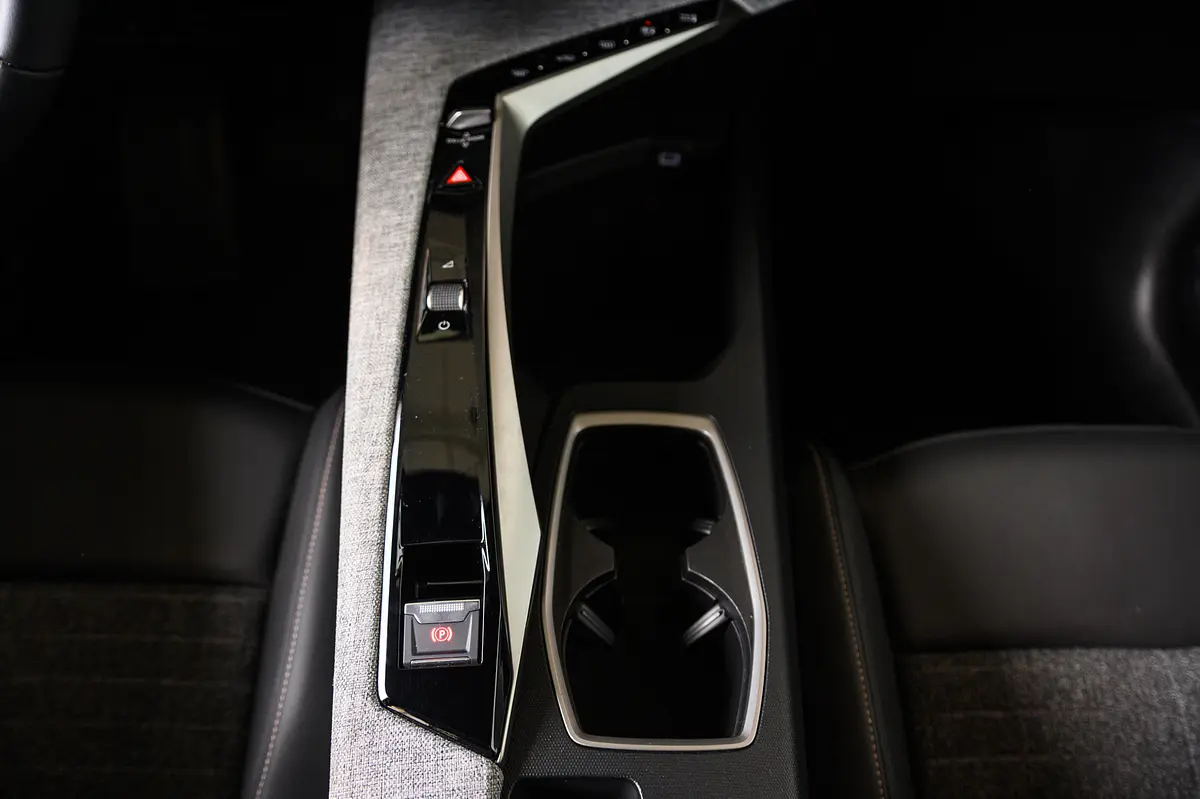 Peugeot 3008 1.2 Hybrid Allure e-DCS6 42