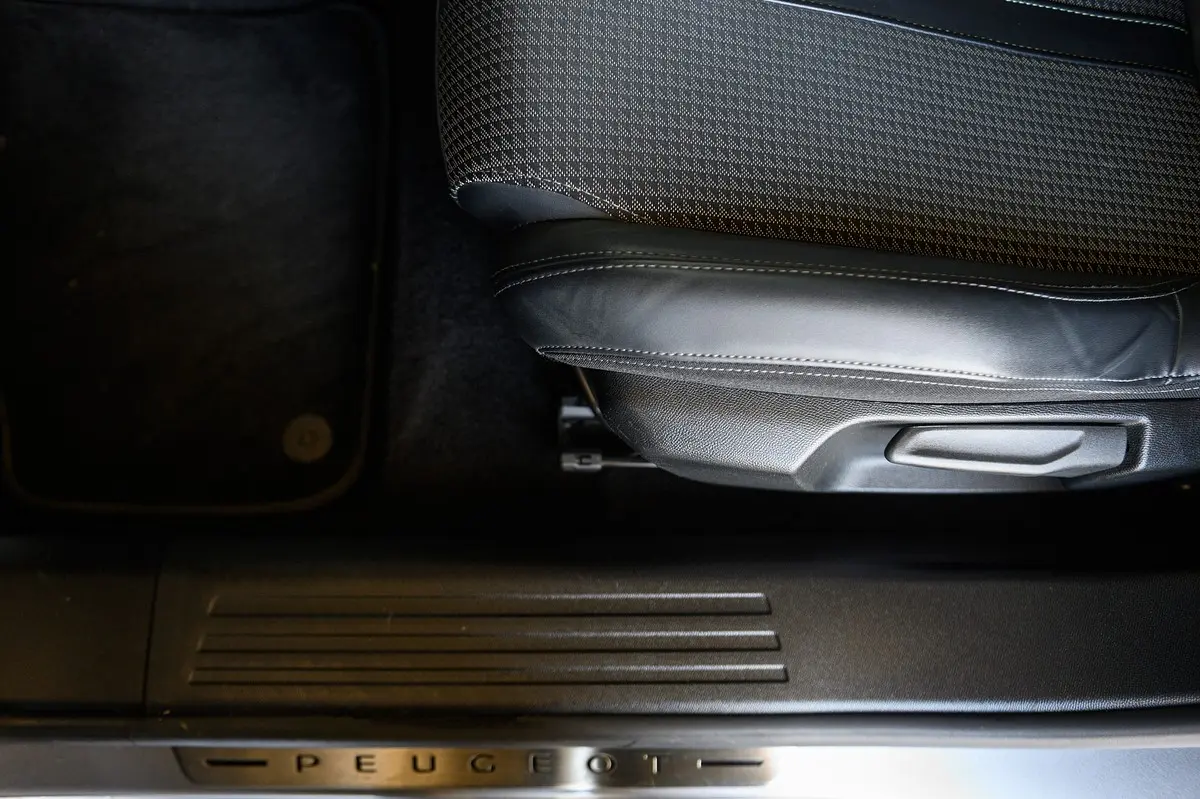 Peugeot e-2008 50 kWh GT Pack 26