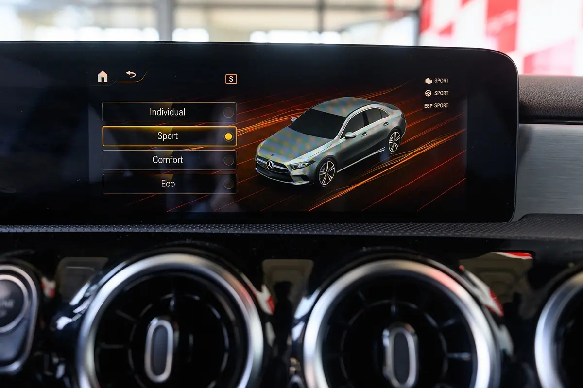 Mercedes-Benz A 180 Limousine d AMG Line Aut. 60