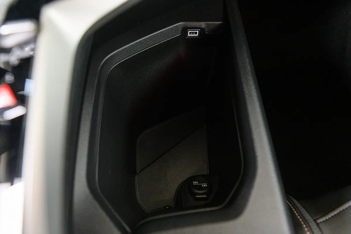 Peugeot 3008 1.2 Hybrid Allure e-DCS6 52