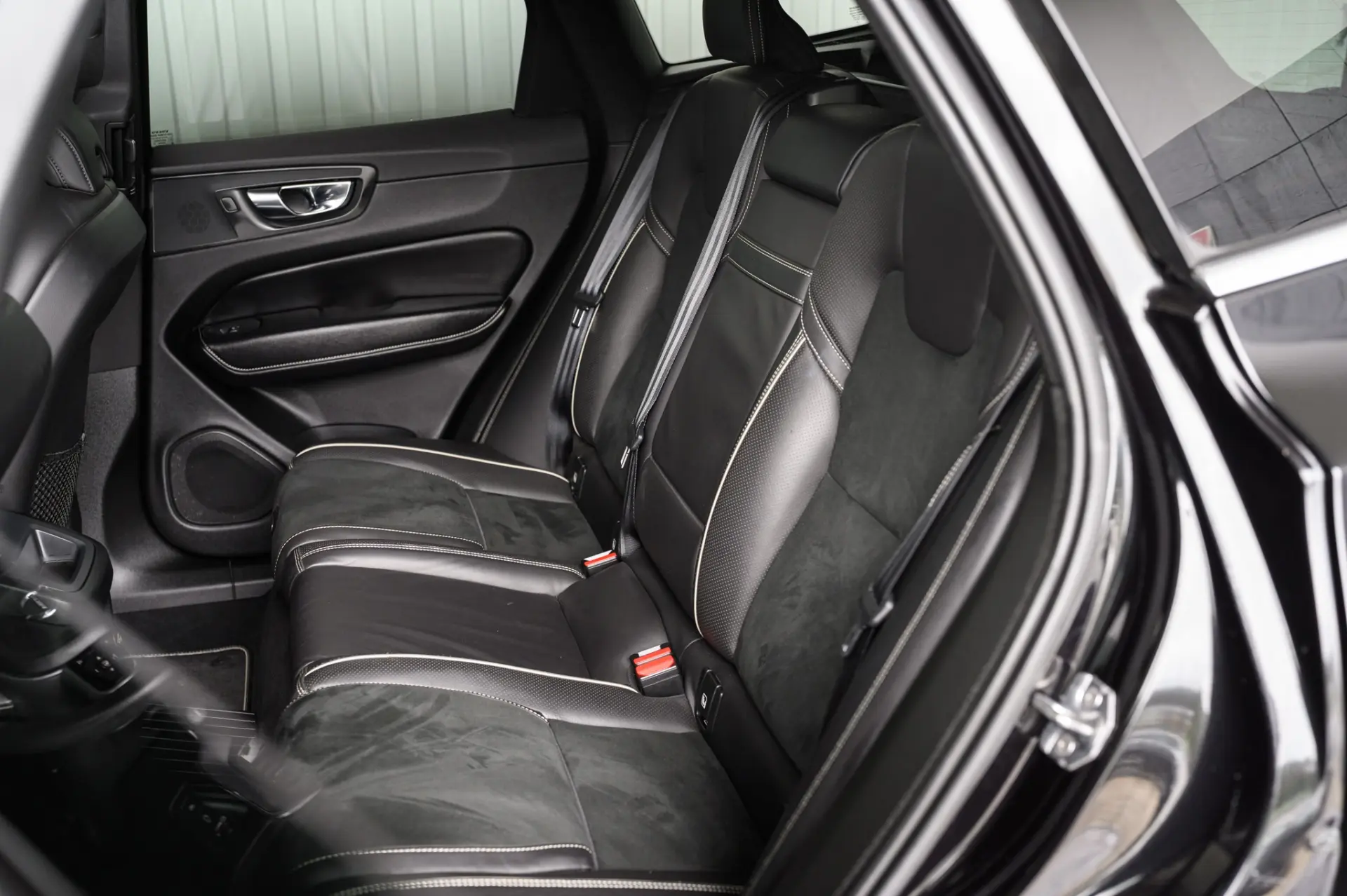 Volvo XC 60 2.0 T8 PHEV R-Design AWD 29