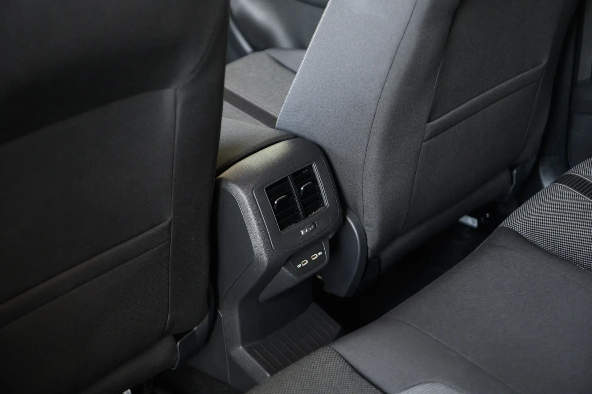 Volkswagen T-Roc 1.0 TSI Life 28