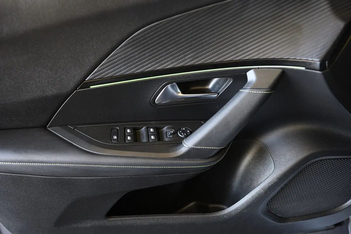 Peugeot e-2008 50 kWh GT Pack 32