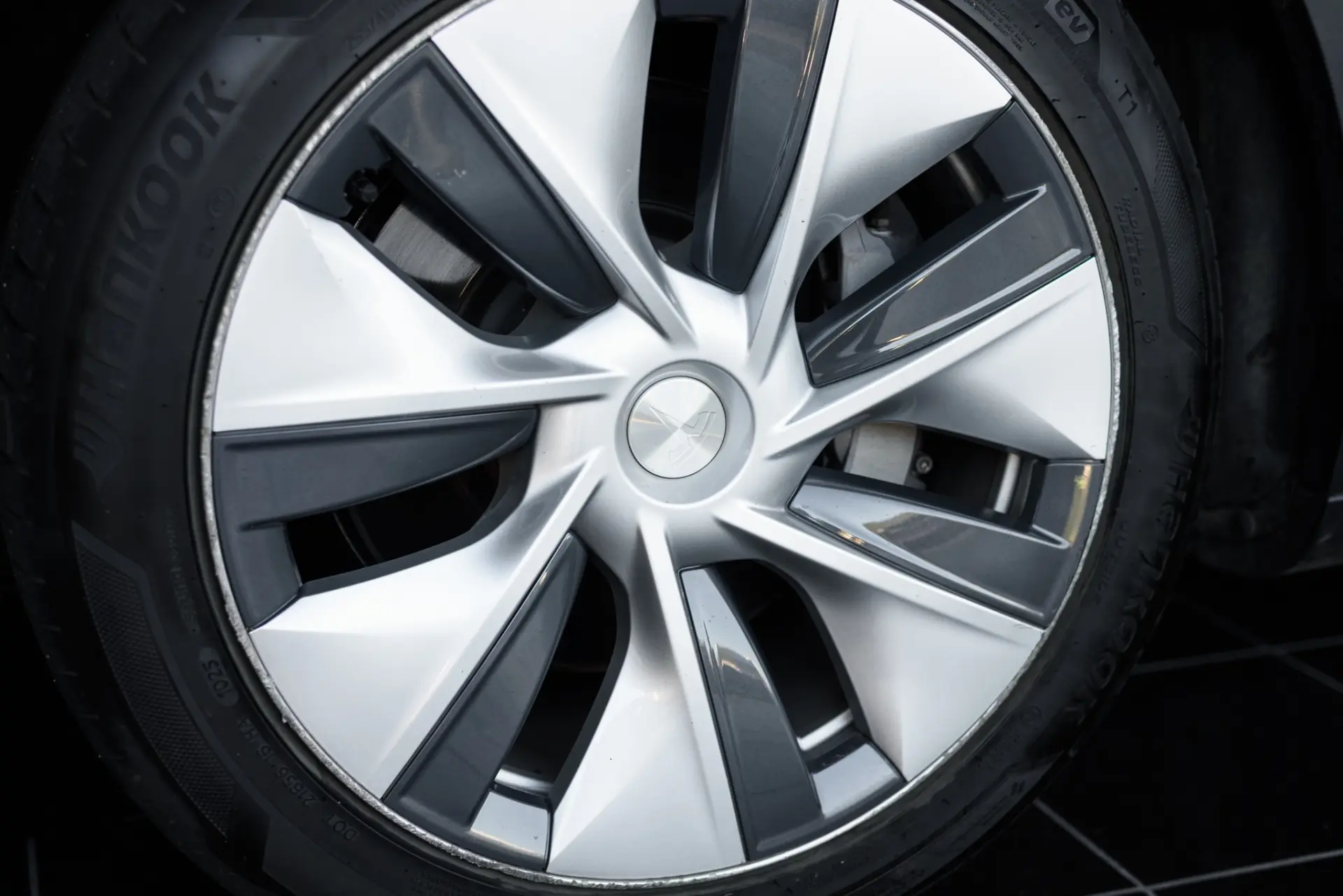 Tesla Model Y Long Range Dual Motor AWD 12
